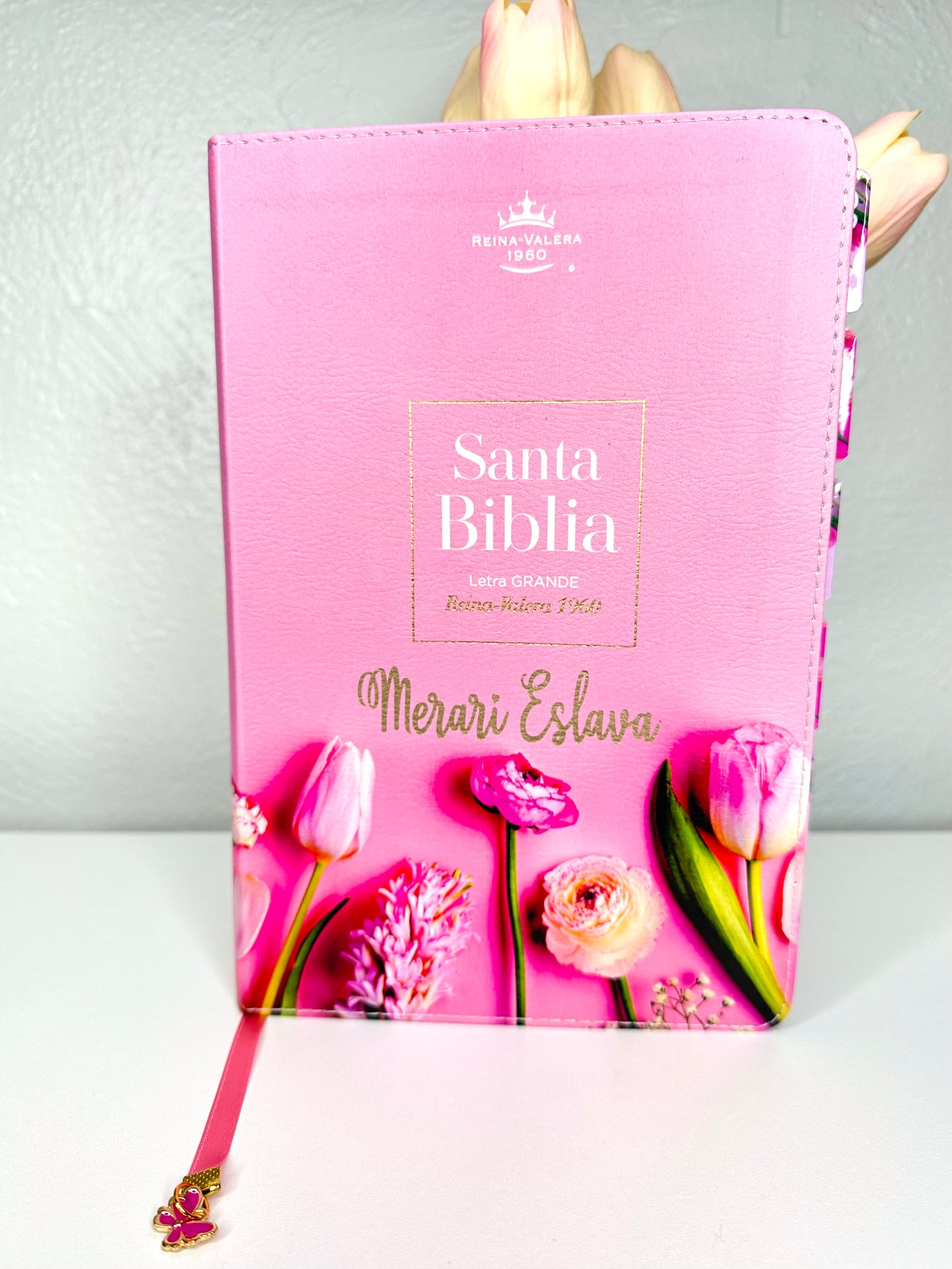 BIBLIA RVR1960 COLECCION SUPREME, TAMAÑO MANUAL, IMITACION PIEL, DISEÑO ROSA/FLORES CANTO BLANCO