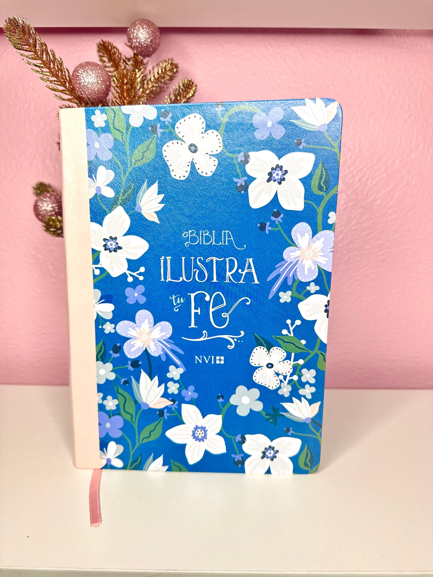 Biblia NVI Ilustra tu Fé color rosado con azul