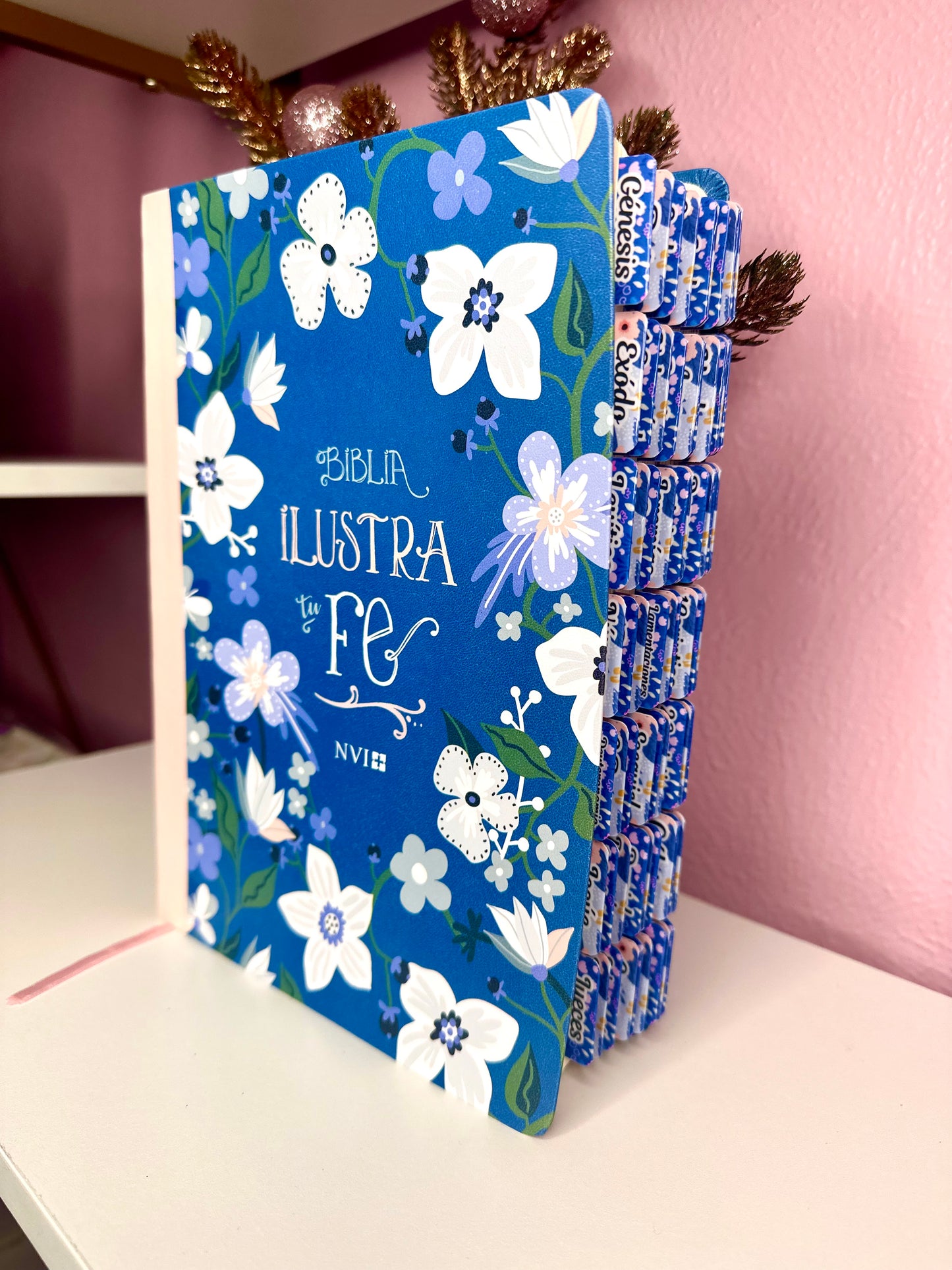 Biblia NVI Ilustra tu Fé color rosado con azul